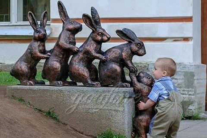 Antique Bronze Helping Hands Rabbit Sculpture for Wholesaling Details