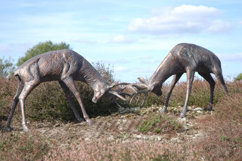 Hot selling Wildlife Outdoor animal sculpture fighting deer statue wholesales