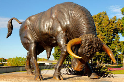 Large outdoor metal garden sculpture bull statue for decoration