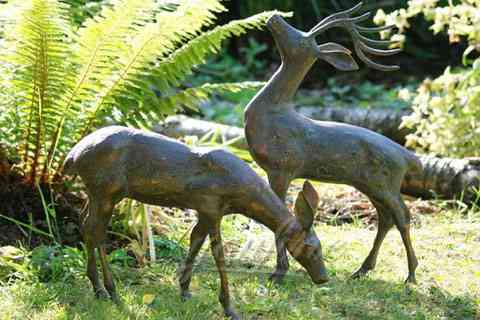Outdoor Decorative wildlife bronze deer with eating sculpture wholesales