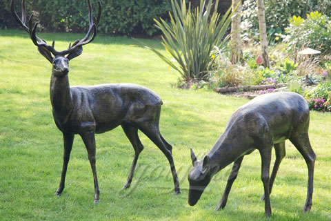 Wholesales Garden Decorative bronze deer with eating sculpture on Sale