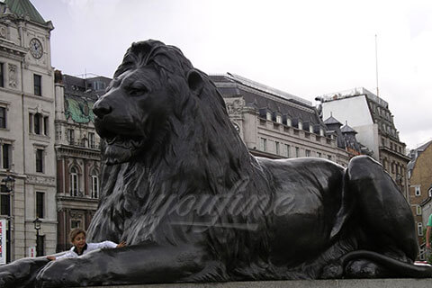 Garden lying life size bronze lion sculptures at square outdoor