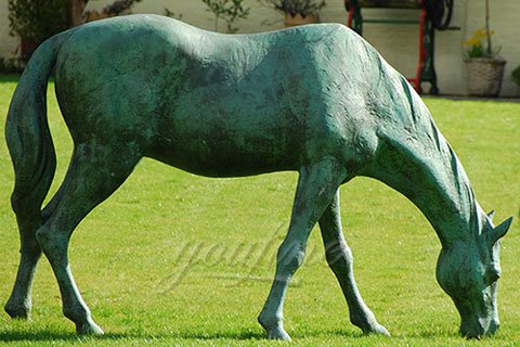 Outdoor life size bronze eating grass standing horse sculptures for lawn ornaments