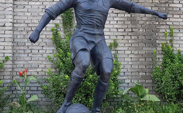 Bronze Custom Life Size Real Person Football Player Sculpture from Pictures for Outside