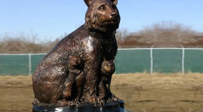 Outdoor Life Size Bronze Casting Momma Bear with Cubs Statue Wildlife Sculpture for Sale BOKK-676