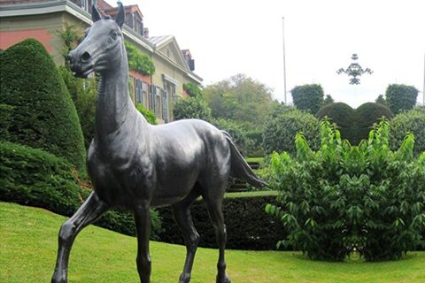 brozne horse statue standing