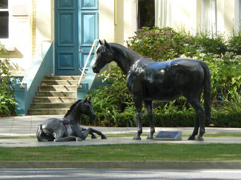 Life Size Bronze Mare and Foal Horse Sculpture Lawn Ornaments for Sale Details