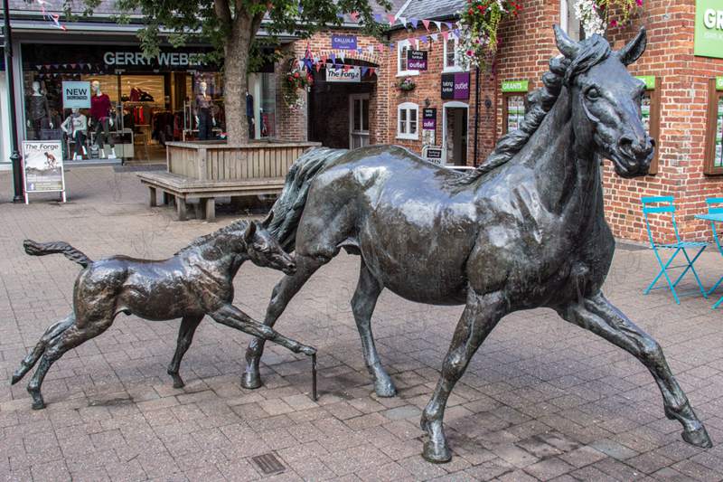 Outdoor Life Size Antique Bonze Horse Statue Mare and Foal Sculpture Details
