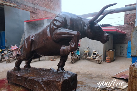 Antique Bronze Charging Bull Statue Pedestrian Street Decor for Sale