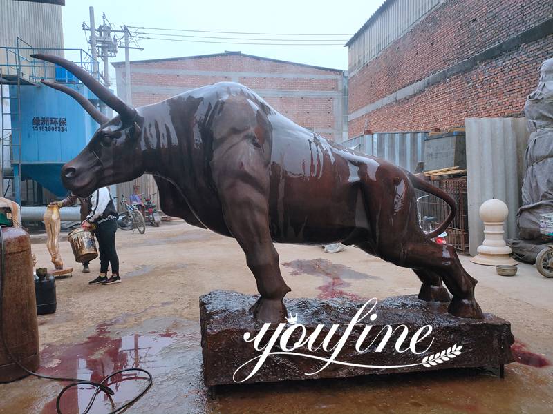Antique Bronze Charging Bull Statue Pedestrian Street Decor for Sale