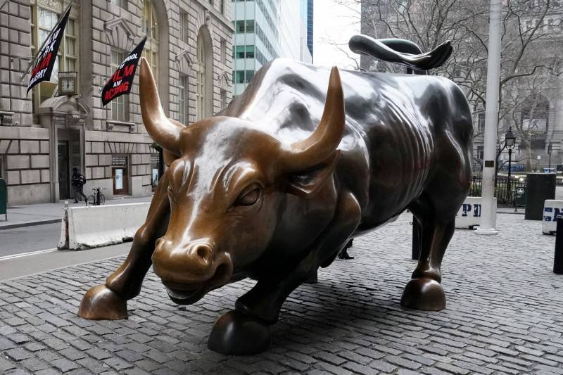 Charging Bull Statue (2)