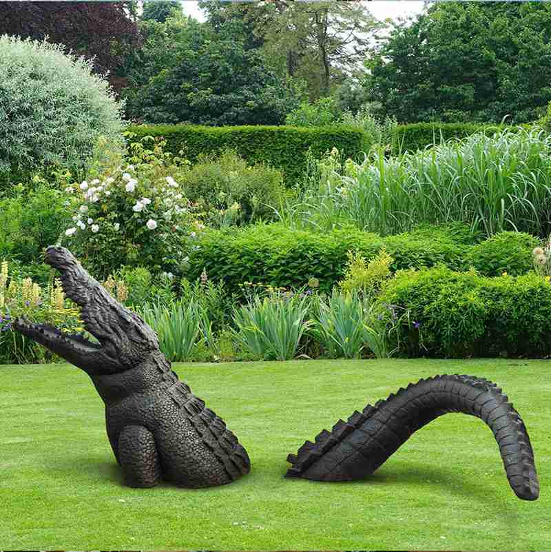 Crocodile sculpture (1)