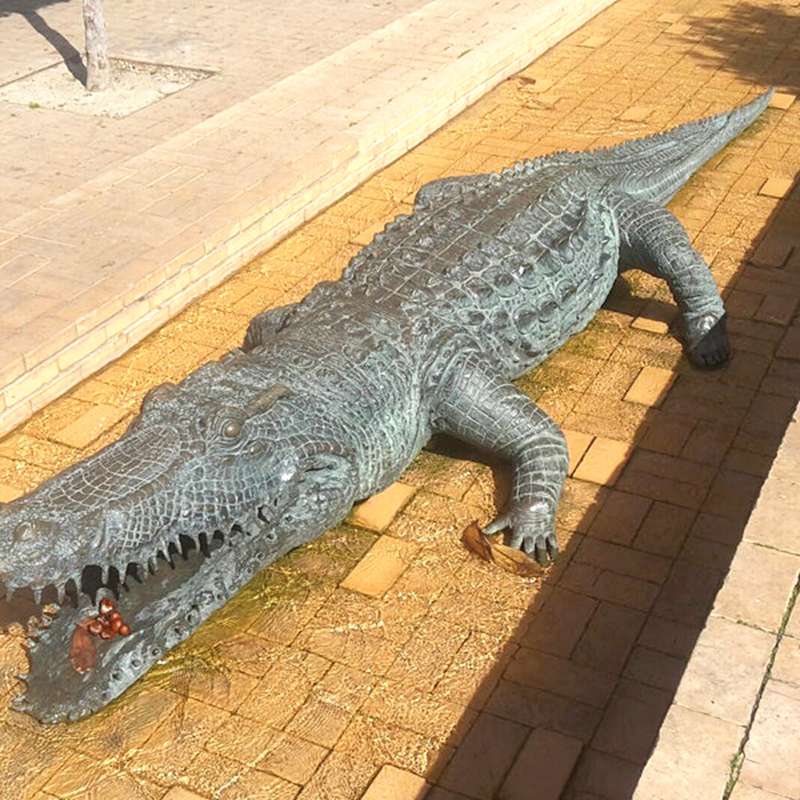 Crocodile sculpture (2)
