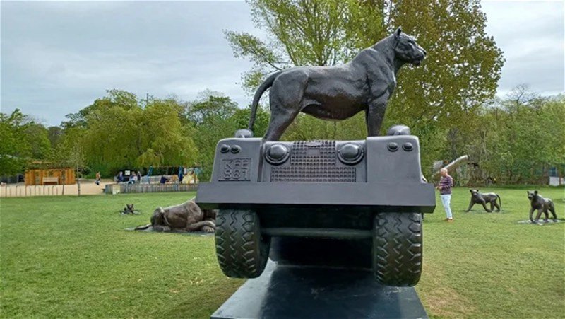 bronze lion statue (1)