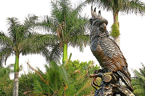 bronze-parrot-statue