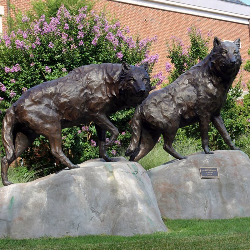 bronze wolf sculpture (2)